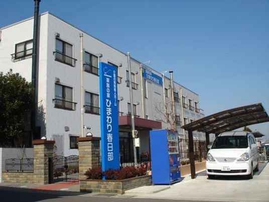 青い看板の前の建物