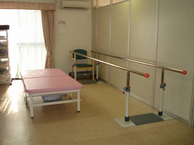 リハビリ用トレーニング室 機能訓練室 広々とした空間で、手すりやトレーニングベッドが備えられ、歩行訓練や体力向上に利用できます。
