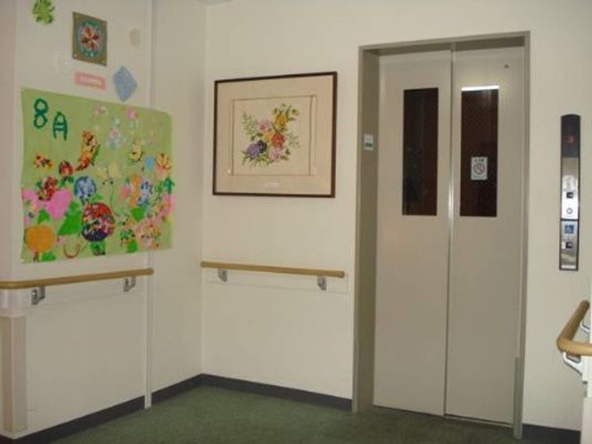 廊下の壁画とエレベーター