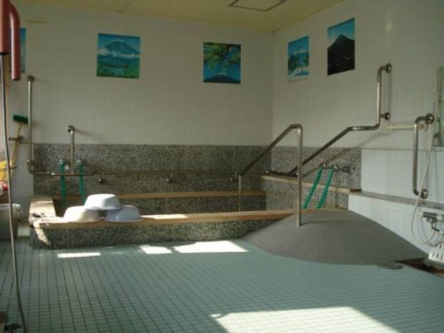 清潔感のある快適浴室 浴室 手すり付きで安全を考えた、ゆったりとした浴室です。利用者の心地良いバスタイムをサポートしています。
