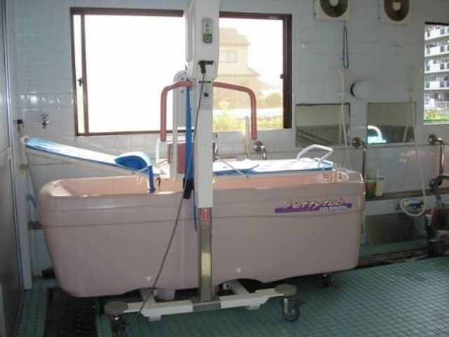 バリアフリー浴室設備 機械浴室 移動をサポートするリフト付きの快適な浴室です。利用者のニーズに合わせた設備が整っており、安心してご利用いただけます。