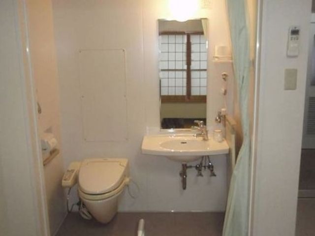清潔感のあるトイレ空間 トイレ・洗面台 手すりが設置されたトイレは、安全にご利用いただける設計となっており、清潔感を保っています。