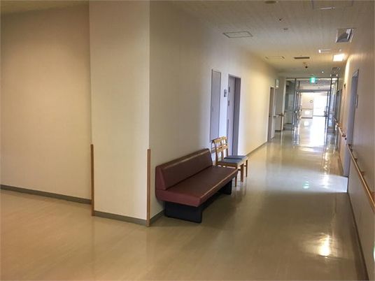 廊下のベンチと椅子  