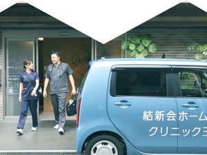 スタッフが出入口に立つ外観  