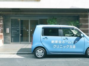 施設前の車両と入口  