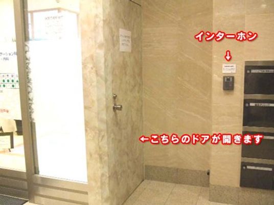 エレベーター前の廊下  