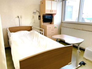 明るい居室のベッド