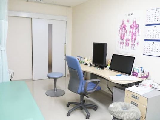 機能訓練室の机と椅子  