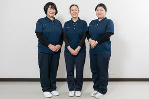 笑顔のスタッフ三人立ち