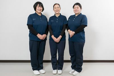 笑顔のスタッフ三人立ち