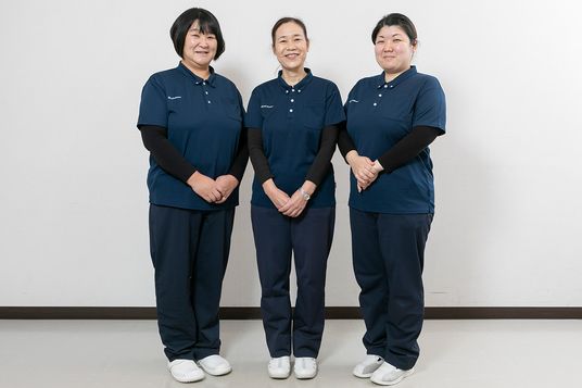 笑顔のスタッフ三人立ち