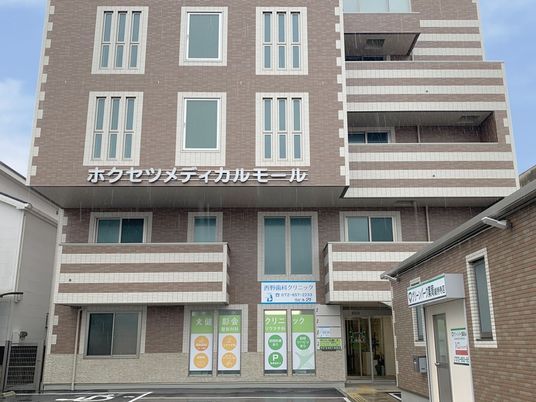 雨の日の建物外観  