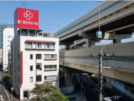 建物外観と高架道路の外観  