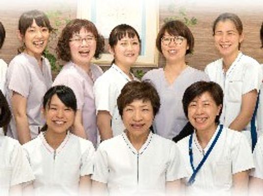 笑顔のスタッフ集合  