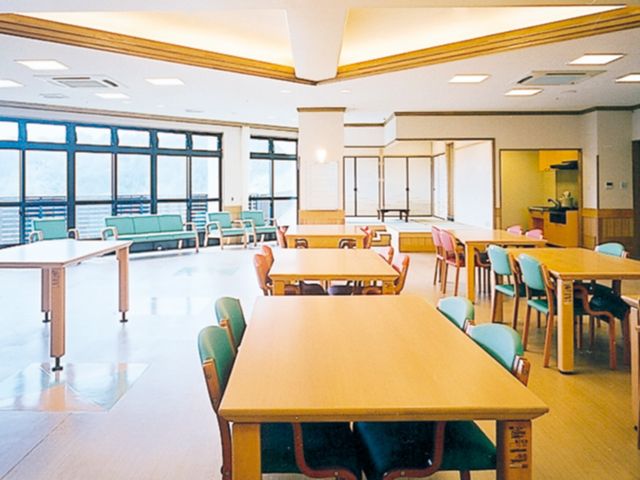 明るい食堂 食堂   大きな窓から光が入る、広々とした食堂です。テーブル席が多く、ゆったり過ごしやすい雰囲気です。