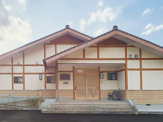 和風の外観 外観   白壁と木目が調和した、和風の落ち着きある建物です。段差の少ない出入口まわりは、就業時の動線も確認しやすそうです。