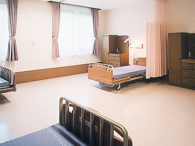 明るい居室 居室   大きな窓から光が入る、ゆったりした居室です。ベッドや収納が配置され、落ち着いて過ごしやすい印象です。