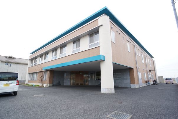 明るい立派な建物入口