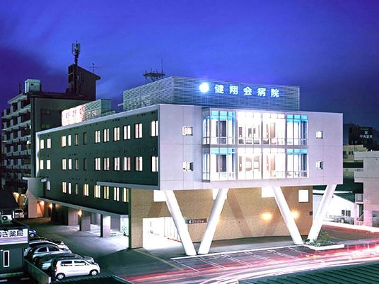 夜景の病院外観  