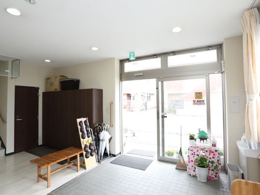 エントランスの明るい空間