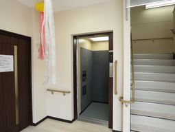 エレベーターと階段の入口