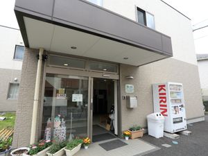 明るい施設の入り口