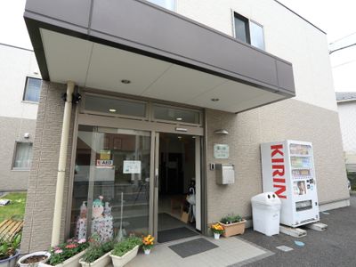 明るい施設の入り口