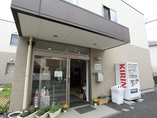 明るい施設の入り口