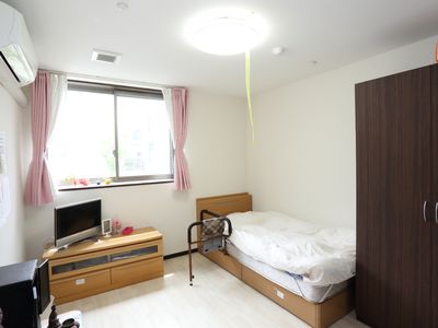 居室の明るい一室