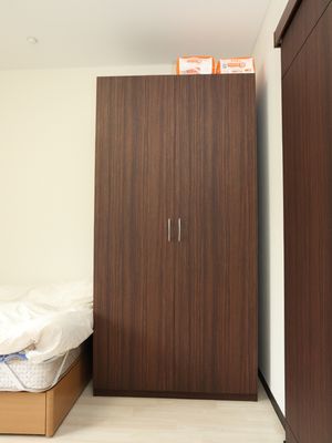 茶色の洋室クローゼット