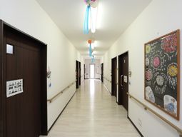 明るい廊下と掲示物