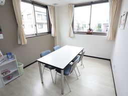 明るい多目的室の空間