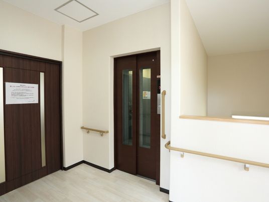 ガラス扉と受付カウンター