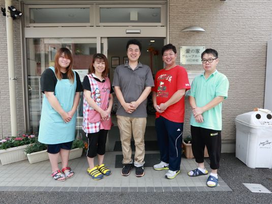 スタッフの前のエントランス