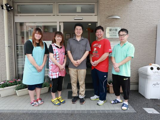 スタッフの前のエントランス