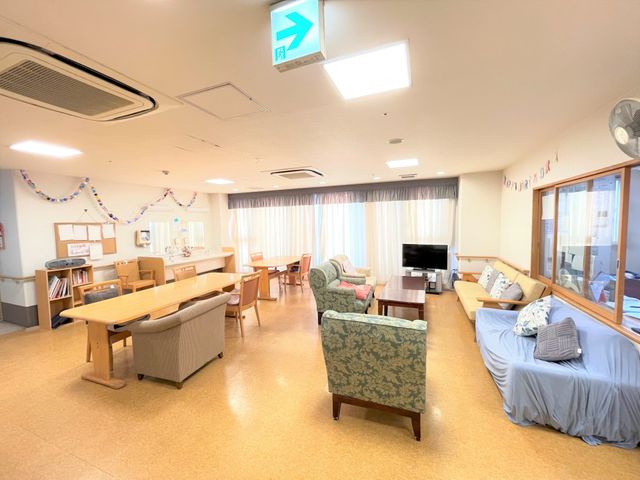 明るい共有スペース ラウンジ 自然光が注ぐ開放的なラウンジです。リラックスして過ごせる快適な空間となっています。