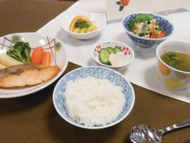 栄養満点の和食膳 食事 新鮮な食材を使用した和食膳が提供されております。彩り豊かでバランス良く、健康を支える食事を大切にしています。