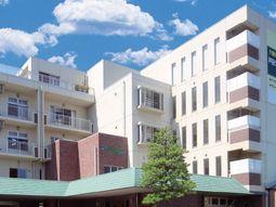 明るい日差しの施設外観