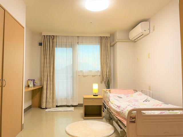 落ち着いた雰囲気の居室 居室 自然光が差し込む明るい居室です。リラックスできる空間で、働く人にも魅力的です。