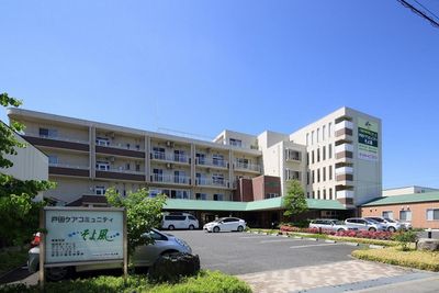 広い駐車場と建物