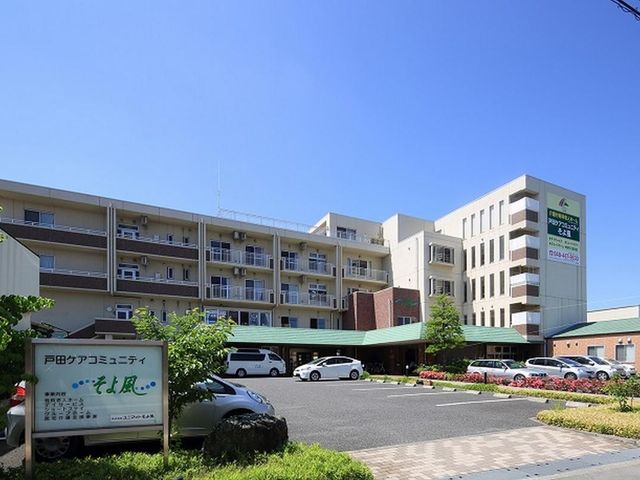 広い駐車場と建物 外観 車の駐車が容易な広々とした空間があり、爽やかな外観の建物です。