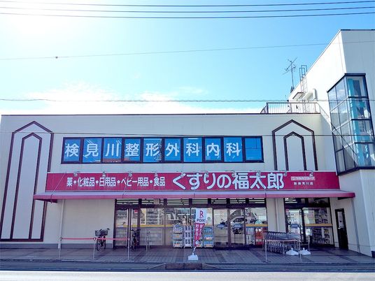 薬局のある建物外観  
