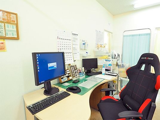 明るい事務スペース  