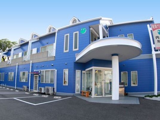 青い外観の建物  