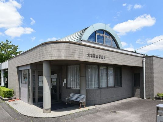 明るい外観の建物  