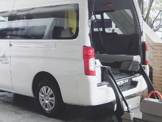 車椅子リフト付き送迎車の後方  