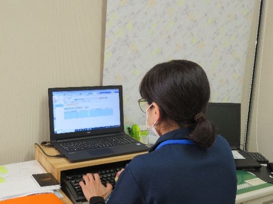スタッフの勤務様子