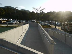 駐車場へ続くスロープ外観
