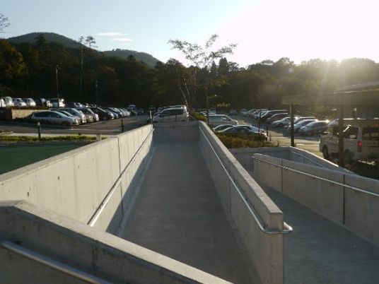 駐車場へ続くスロープ外観