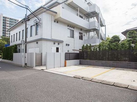 白い建物の外観  